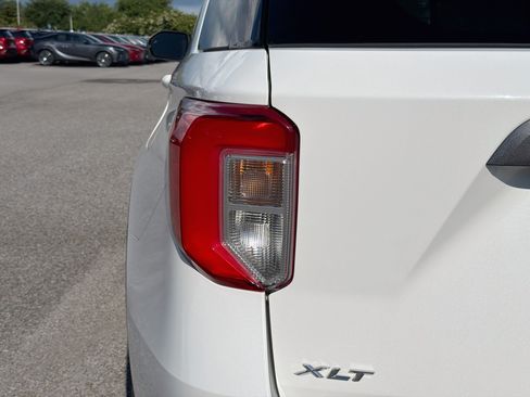 Used 2022 Ford Explorer XLT w/ Equipment Group 202A AWD/4WD image 10