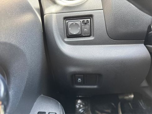 Used 2015 Nissan Versa Note SV image 39