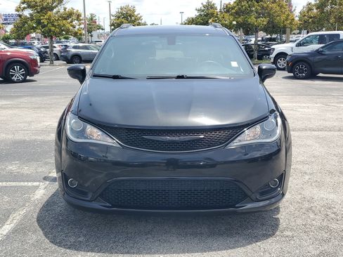 Used 2019 Chrysler Pacifica Touring-L w/ Premium Audio Group FWD image 2
