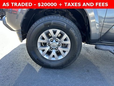 Used 2017 Toyota Tacoma TRD Sport image 9