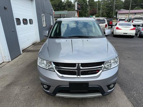 Used 2019 Dodge Journey SE w/ Premium Group FWD image 2