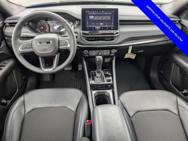 Used 2025 Jeep Compass Latitude w/ Sun & Sound Group AWD/4WD image 5