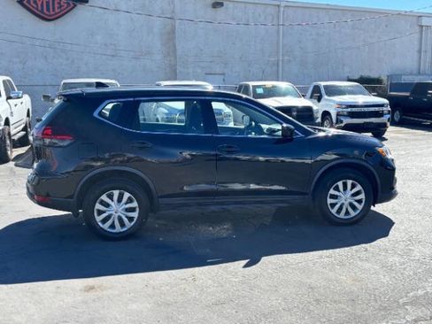 Used 2018 Nissan Rogue S image 2