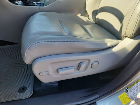 Used 2017 Toyota Highlander XLE AWD/4WD image 18