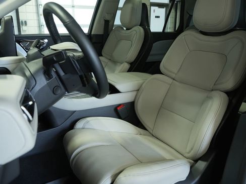 Used 2025 Lincoln Aviator Reserve w/ Equipment Group 201A image 12