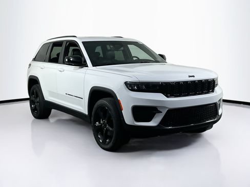 Used 2023 Jeep Grand Cherokee Altitude AWD/4WD image 3