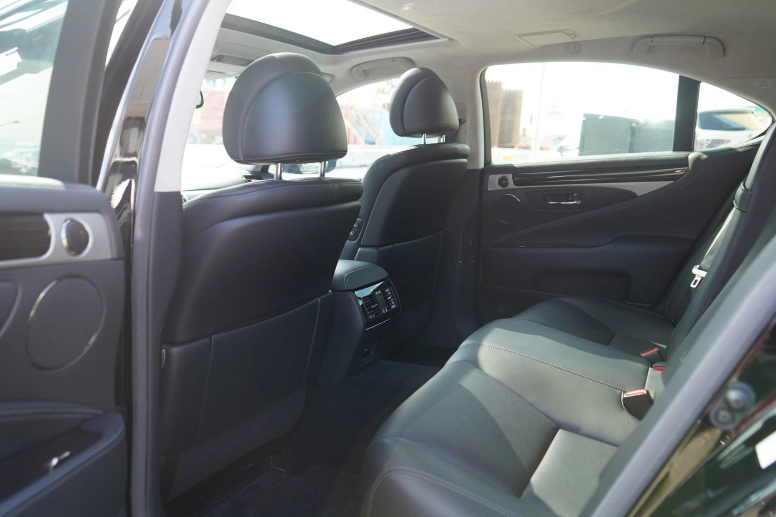 Used 2016 Lexus LS 460 RWD image 16
