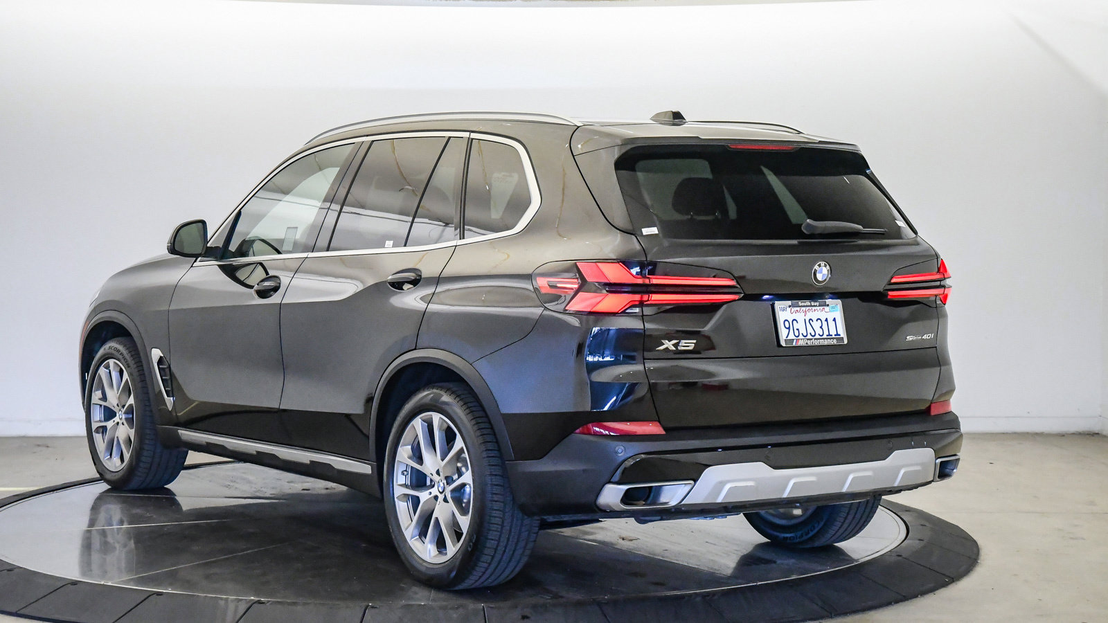 Certified 2024 BMW X5 sDrive40i w/ Parking Assistance Package RWD image 2
