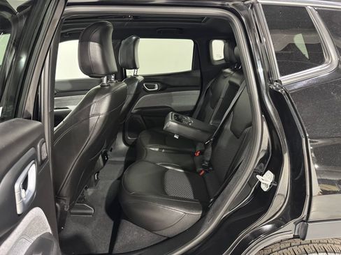 Used 2025 Jeep Compass Latitude w/ Sun & Sound Group AWD/4WD image 19