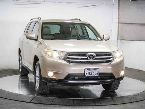 Used 2013 Toyota Highlander SE image 2
