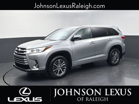 Used 2018 Toyota Highlander XLE AWD/4WD image 2