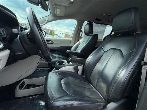 Used 2018 Chrysler Pacifica Touring-L FWD image 23