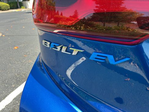 Used 2021 Chevrolet Bolt Premier w/ Infotainment Package FWD image 7