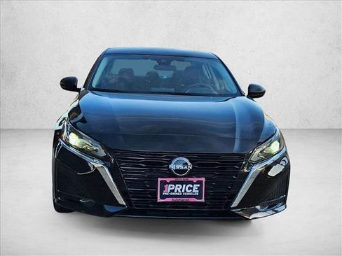 Used 2025 Nissan Altima 2.5 SV FWD image 2