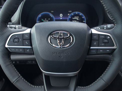 Used 2026 Toyota Sienna Platinum AWD/4WD image 33