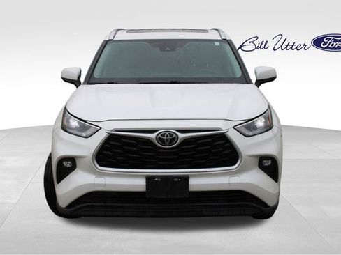 Used 2021 Toyota Highlander XLE image 2