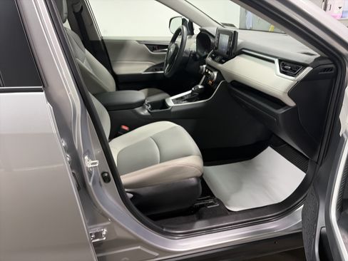 Used 2022 Toyota RAV4 XLE Premium AWD/4WD image 33