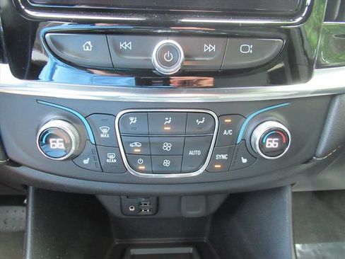 Used 2023 Chevrolet Traverse LT w/ LT Premium Package AWD/4WD image 29