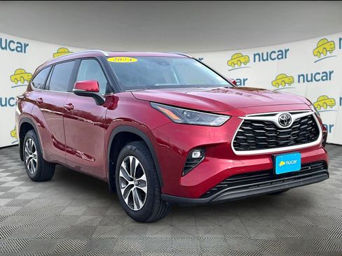 Used 2024 Toyota Highlander XLE image 1