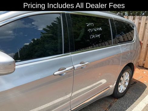 Used 2017 Chrysler Pacifica Touring-L FWD image 9