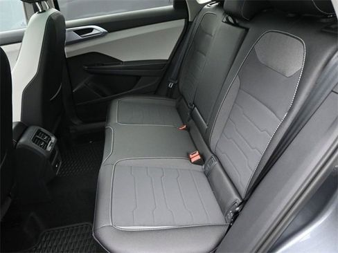 Used 2025 Volkswagen Taos SE w/ Panoramic Sunroof Package image 10