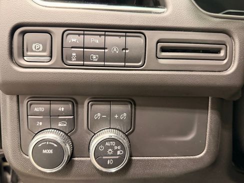 Used 2024 GMC Yukon SLT w/ SLT Premium Package AWD/4WD image 25
