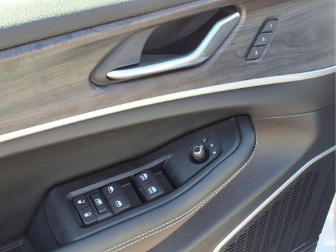 New 2026 Jeep Grand Cherokee L Limited w/ Limited Altitude Package AWD/4WD image 19