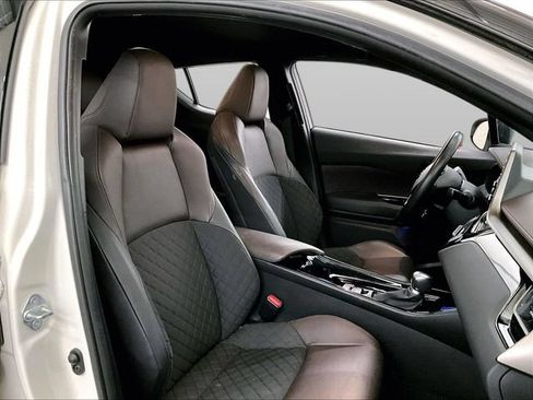 Used 2019 Toyota C-HR Limited FWD image 7