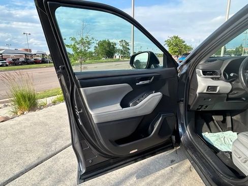 Used 2020 Toyota Highlander XLE AWD/4WD image 13