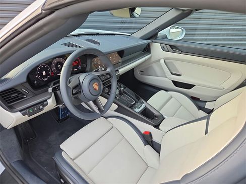 Used 2025 Porsche 911 Carrera image 4
