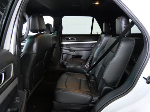 Used 2017 Ford Explorer XLT w/ Equipment Group 202A AWD/4WD image 18