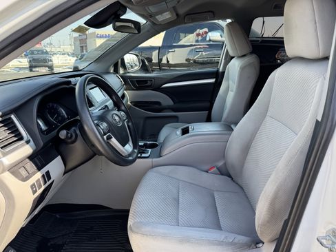 Used 2019 Toyota Highlander LE image 26