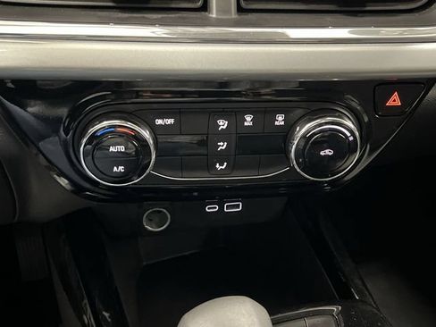 Used 2025 Chevrolet Trax LT FWD image 18