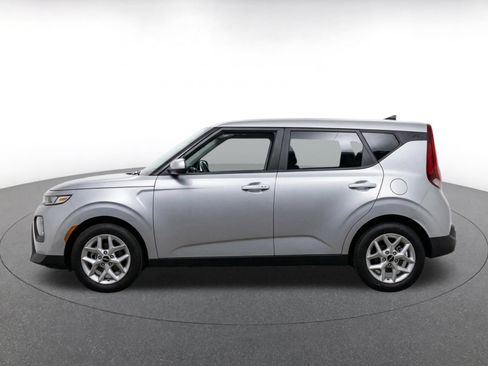 Used 2025 Kia Soul LX w/ LX Technology Package FWD image 4