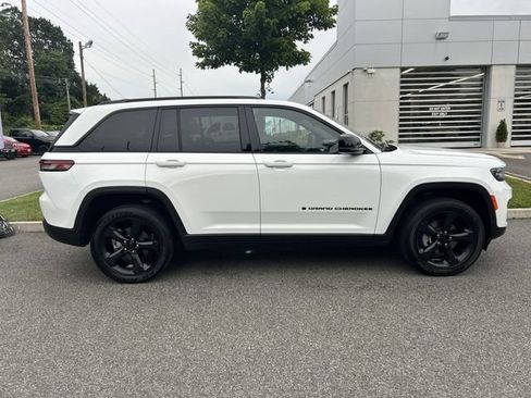 Used 2023 Jeep Grand Cherokee Altitude AWD/4WD image 9