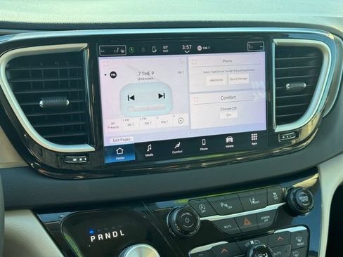 Used 2023 Chrysler Pacifica Touring-L FWD image 27