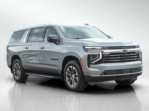 Used 2025 Chevrolet Suburban LT w/ Comfort Package AWD/4WD image 7