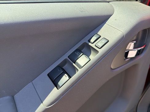 Used 2020 Nissan Frontier SV image 11