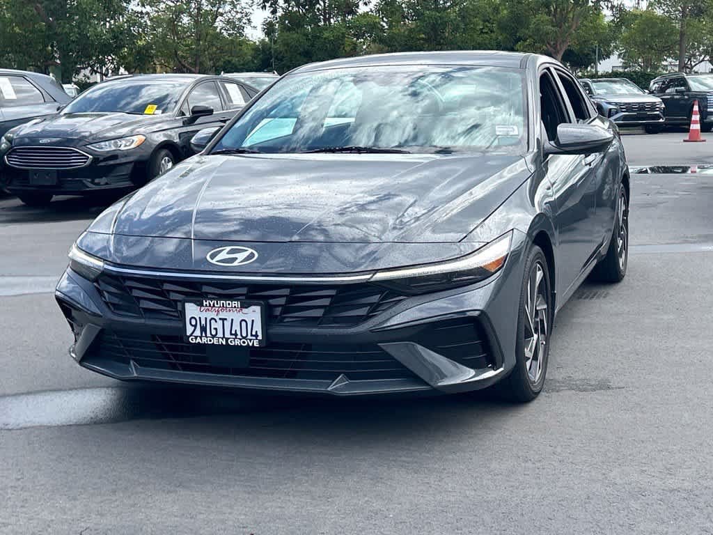 Used 2025 Hyundai Elantra Limited FWD image 2