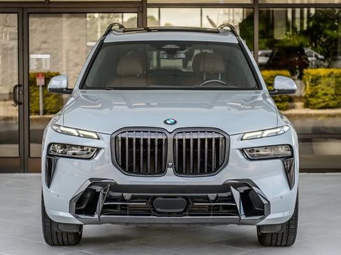 Used 2023 BMW X7 xDrive40i w/ M Sport Package AWD/4WD image 5