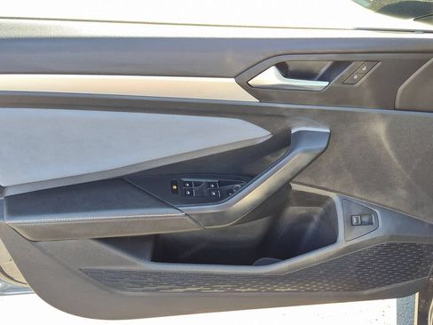 Used 2025 Volkswagen Jetta SE FWD image 11