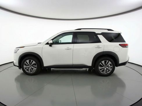 Used 2025 Nissan Pathfinder SV image 5