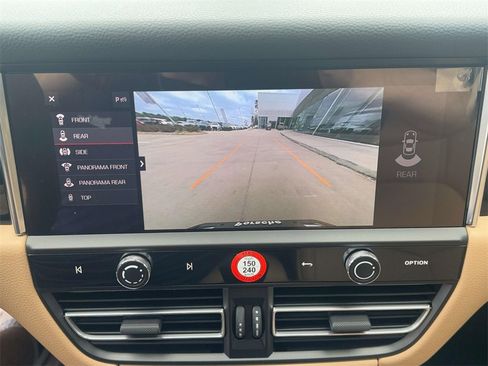 Used 2025 Porsche Macan image 23