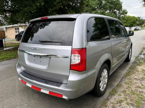 Used 2016 Chrysler Town & Country Touring image 7