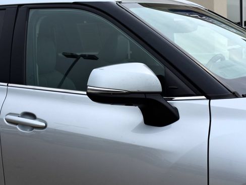Used 2023 Toyota Highlander Limited FWD image 8