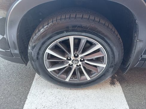 Used 2019 Toyota Highlander XLE AWD/4WD image 13