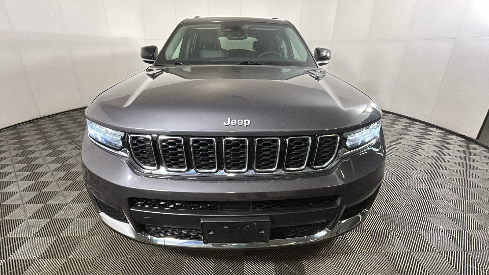Used 2023 Jeep Grand Cherokee L Limited AWD/4WD image 9