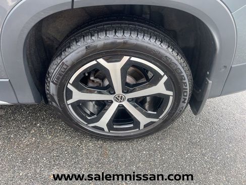 Used 2025 Volkswagen Tiguan SE AWD/4WD image 18