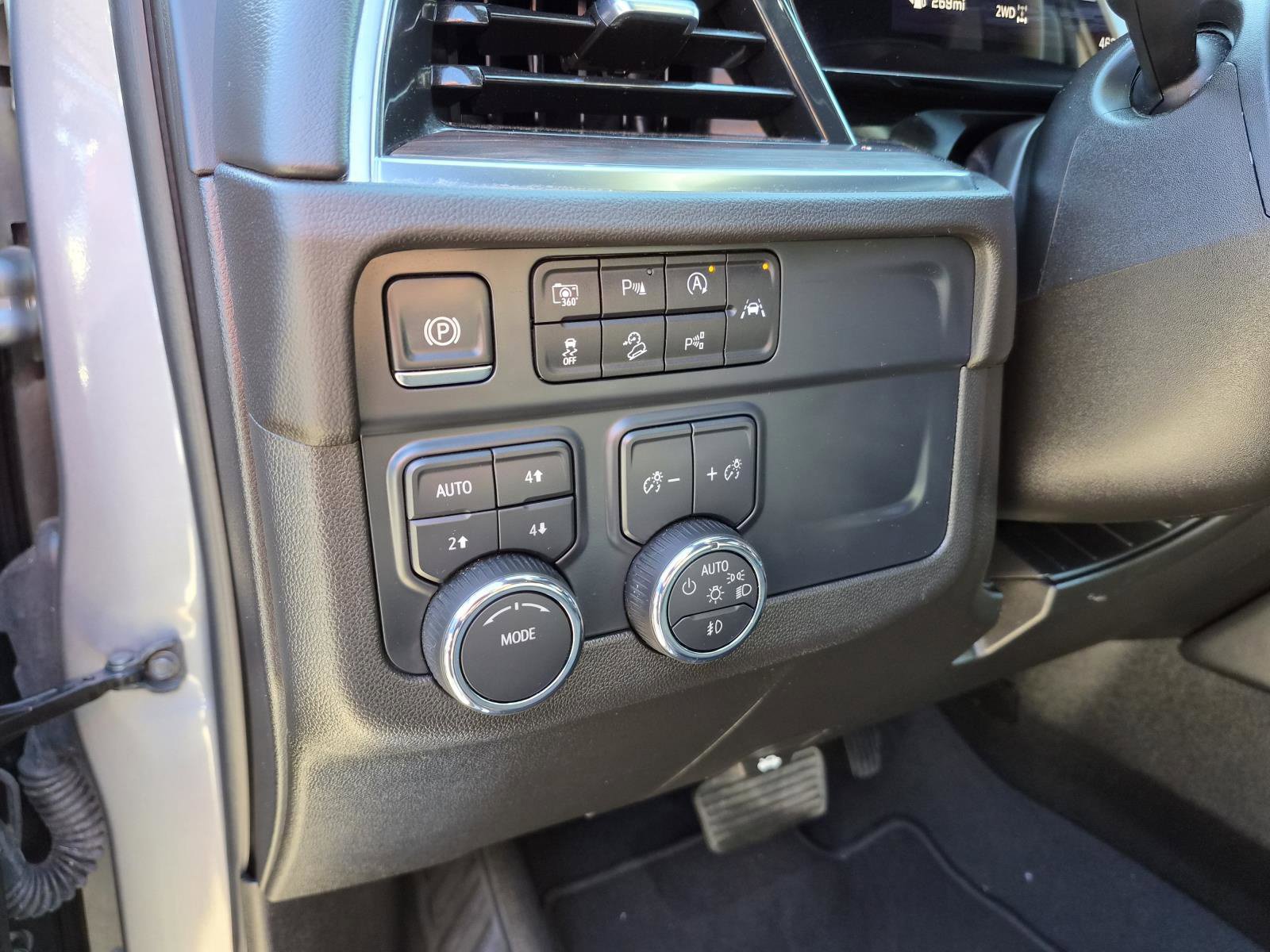 Used 2025 Chevrolet Suburban Z71 AWD/4WD image 23