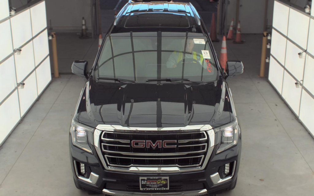 Used 2022 GMC Yukon XL SLT w/ SLT Premium Package AWD/4WD image 2